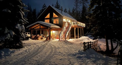 Secluded 15‑Acre Cabin, Whitefish - Mountain views
