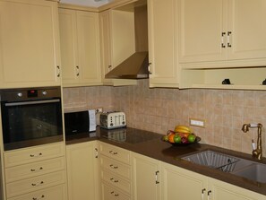 House | 2 bedrooms, desk