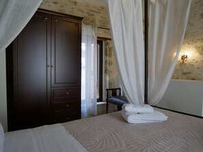 House | 2 bedrooms, desk