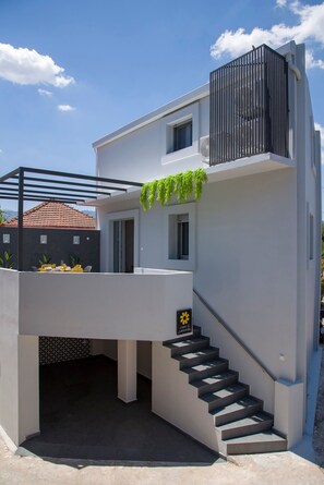 House | 2 bedrooms, desk