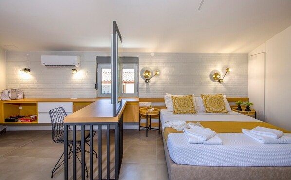 House | 2 bedrooms, desk