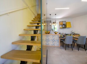 House | 2 bedrooms, desk