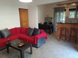 2 bedrooms, desk - Marousi Comfy Apartment With Balcony (Marousi)