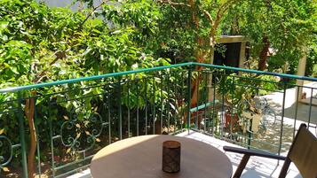 Apartment, Smoking | 2 bedrooms, desk