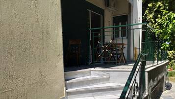 Apartment, Smoking | 2 bedrooms, desk