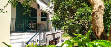 Apartment, Smoking | 2 bedrooms, desk