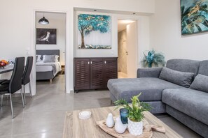 House | 1 bedroom, desk