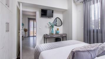 House | 1 bedroom, desk