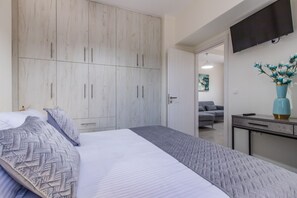 House | 1 bedroom, desk