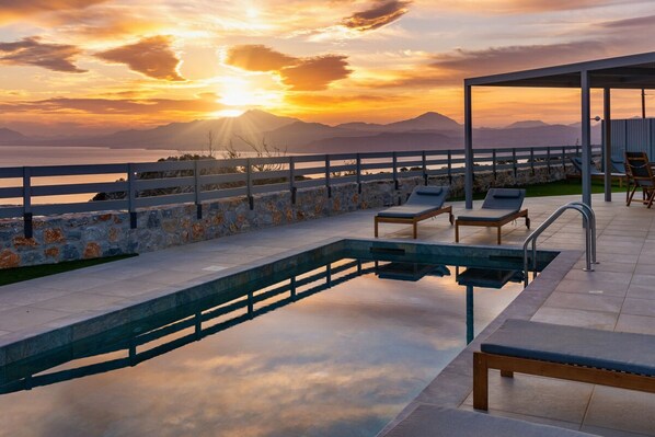 Villa, Smoking | 3 bedrooms, desk, soundproofing