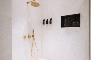 Bathroom - Luxurious Apartment with Patio and Pool (Seville)