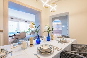 In-room dining - Luxurious Apartment with Patio and Pool (Seville)