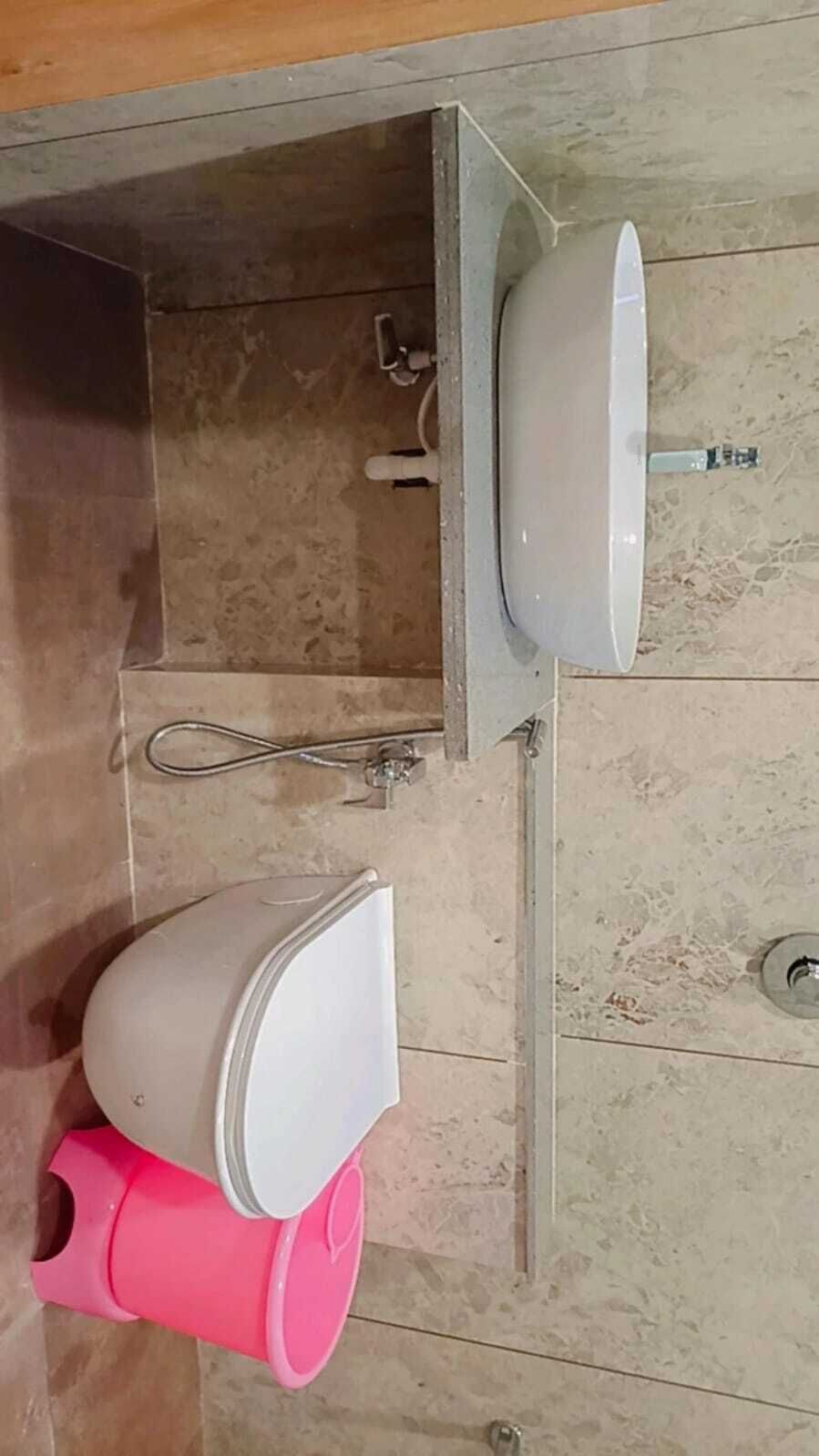 Dusche, kostenlose Toilettenartikel, Handtücher, Seife