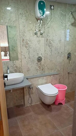Deluxe-Doppelzimmer | Badezimmer | Dusche, kostenlose Toilettenartikel, Handtücher, Seife