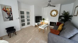 Smart-tv, een open haard en boeken