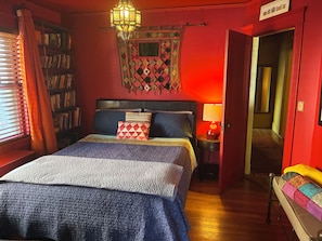 2 soverom, skrivebord, strykejern/-brett og reiseseng for barn