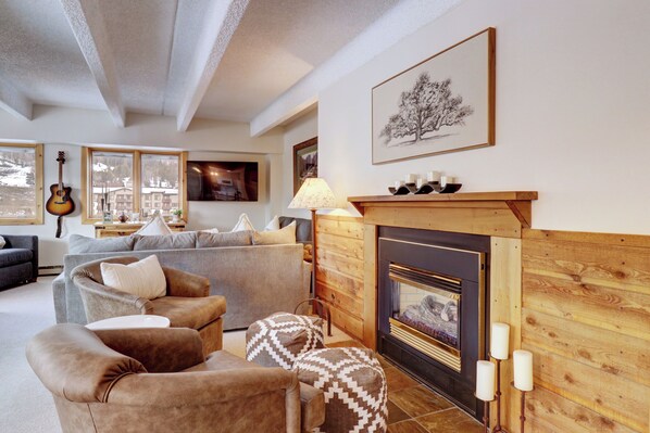 Smart TV, fireplace - True Ski in/out with amazing view of Copper LD308 (Copper Mountain)