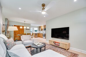 Living area - Charming Downtown Cary Retreat (Cary)
