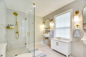 Regadera, toallas, jabón, papel de baño 