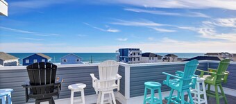 Unique Beach Retreat: Pool, Hot Tub, Rooftop Deck, Views & Elevator