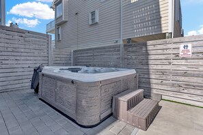 Outdoor spa tub - Unique Beach Retreat: Pool, Hot Tub, Rooftop Deck, Views & Elevator (Surf City)