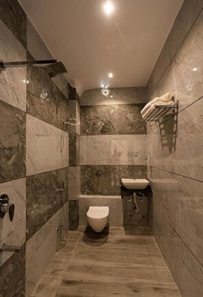 Shower, free toiletries, slippers, towels - Hotel Panna Shree (Ujjain)
