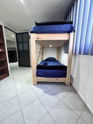 2 slaapkamers, een strijkplank/strijkijzer, beddengoed