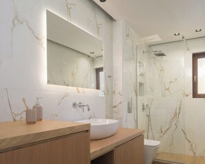 Douche, sĂšche-cheveux, serviettes fournies, papier toilette