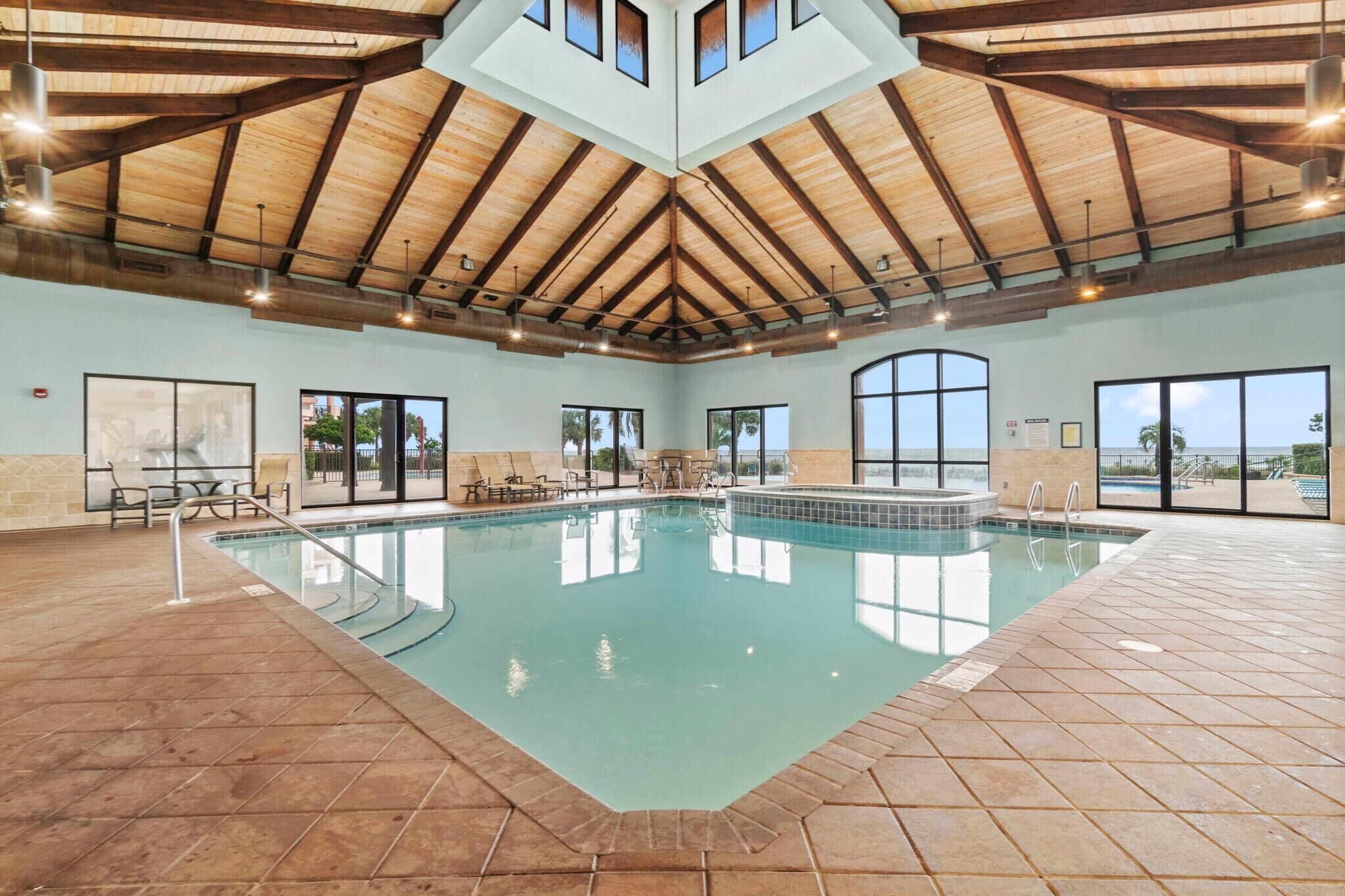 Appartement, meerdere bedden (Seachase 103E) | Zwembad | Een binnenzwembad, een buitenzwembad