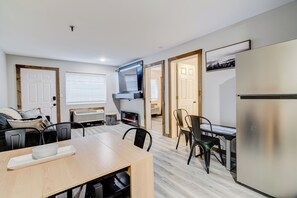 Smart TV - Offseason Discount! Free SDC Shuttle - King & Queen Cozy 2 Bedroom (Branson)