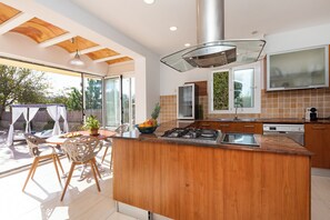 Réfrigérateur, four, lave-vaisselle, cafetière/bouilloire