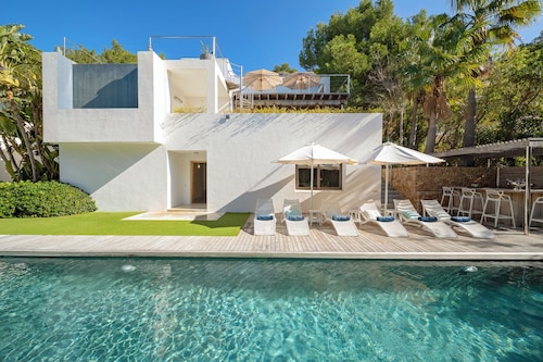 Modern Villa with Seaviews Sleeps 14