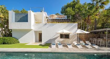Modern Villa with Seaviews Sleeps 14