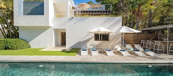 Modern Villa with Seaviews Sleeps 14
