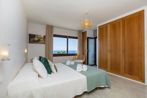 8 Schlafzimmer, Bügeleisen/Bügelbrett