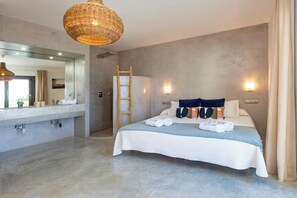 7 bedrooms, iron/ironing board