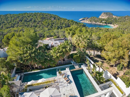 Modern Villa with Seaviews Sleeps 14