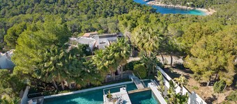 Modern Villa with Seaviews Sleeps 14