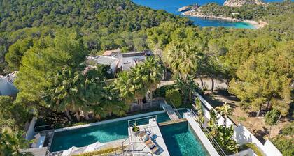 Modern Villa with Seaviews Sleeps 14