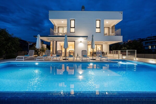 A heated pool - Villa Consido, a 3-Bedroom Retreat with sea views (Seget Vranjica)