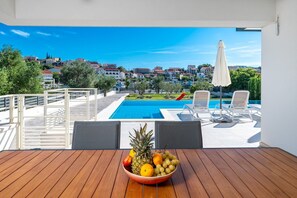 Outdoor dining - Villa Consido, a 3-Bedroom Retreat with sea views (Seget Vranjica)
