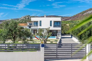 Exterior - Villa Consido, a 3-Bedroom Retreat with sea views (Seget Vranjica)