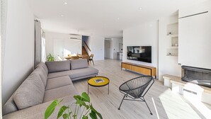 Living area - Villa Consido, a 3-Bedroom Retreat with sea views (Seget Vranjica)