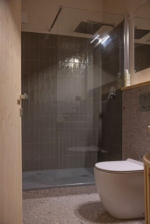 Bruser, hårtørrer, håndklæder, Sæbe