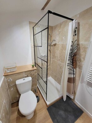 Shower, hair dryer, towels, soap - Gite du verger in Arc et Senans (Arc-et-Senans)