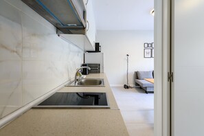 Kühlschrank, Mikrowelle, Ofen, Wasserkocher mit Kaffee-/Teezubehör