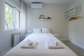 2 bedrooms, iron/ironing board, internet, bed sheets