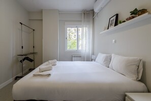 2 bedrooms, iron/ironing board, internet, bed sheets