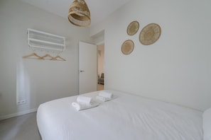 2 bedrooms, iron/ironing board, internet, bed sheets