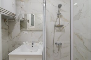 Shower, towels - GuestReady - Cozy Flat in Madrid City Center (Madrid)